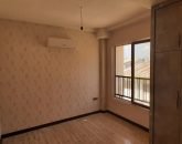 دارای کف پارکت و کاغذ دیواری