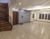 راه پله در داخل و آسانسور در بیرون